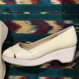 Easy Spirit beige peep toe wedge shoes 8.5 W EUC